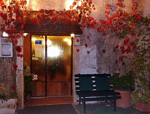 Ingresso cocceria con rampicante